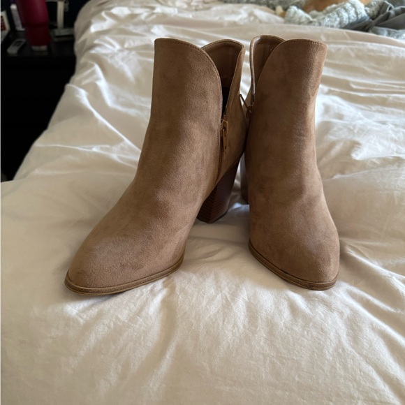 Lulus Tan Suede Booties- new without tags - Picture 6 of 9